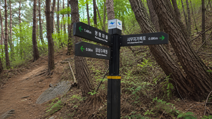 무등산 시무지기폭포 앞 목재 탐방 데크와 현장 안내판
