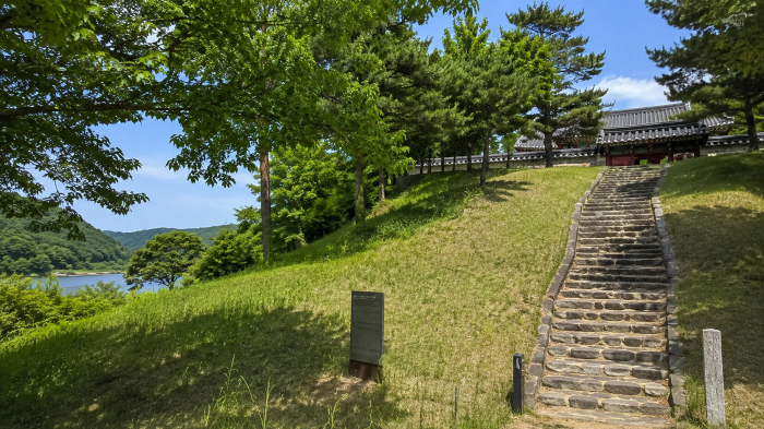 적상산 사고지 유구 안내판과 돌계단