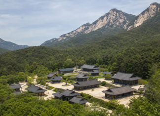 문경 희양산 아래 자리한 봉암사 전경