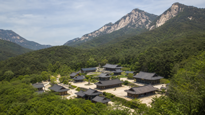 mungyeong-bongamsa-huiyangsan-aerial 문경 희양산 아래 자리한 봉암사 전경