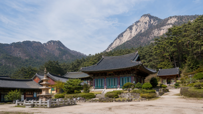 희양산을 배경으로 자리한 문경 봉암사 경내