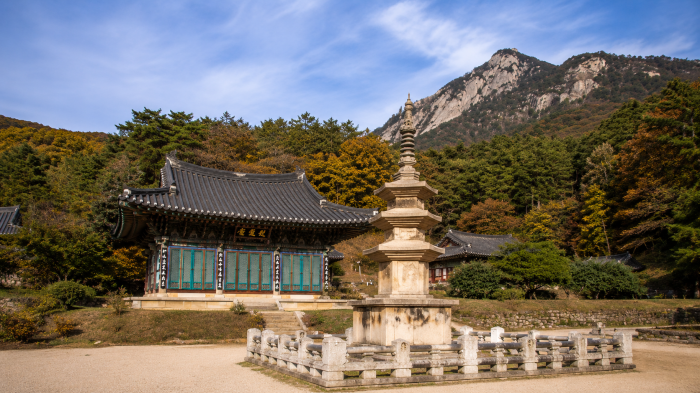 희양산을 배경으로 한 봉암사 전각과 석탑