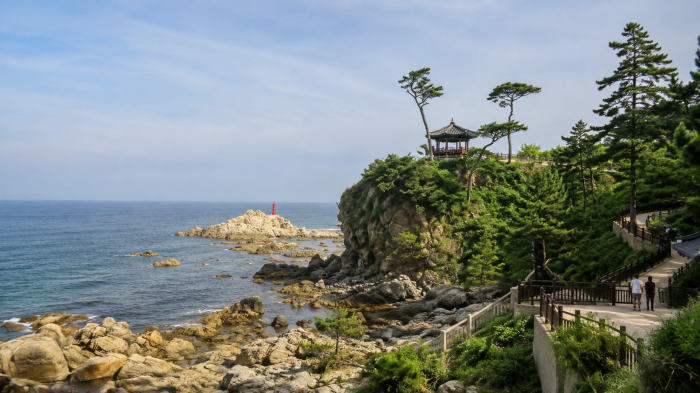 해안 산책로에서 바라본 낙산사 의상대와 바위 절벽 풍경