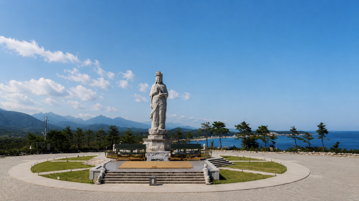 낙산사 해수관음상과 동해, 설악산 방향 산줄기 전경