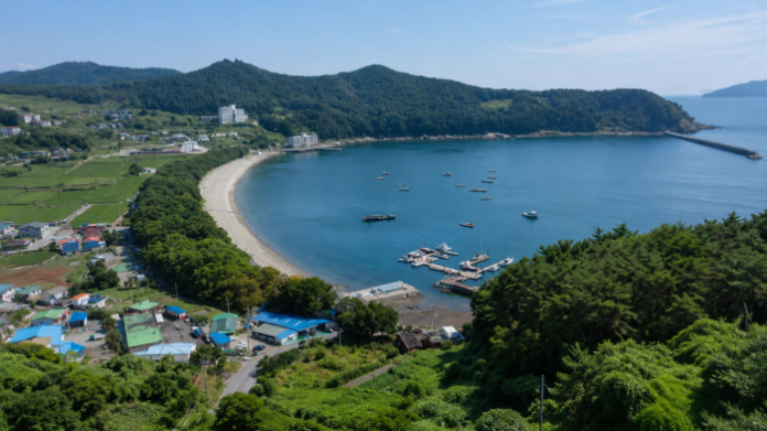 namhae-mulgeon-windbreak-forest-aerial-01 남해 물건리 방조어부림과 물건항 해안 전경