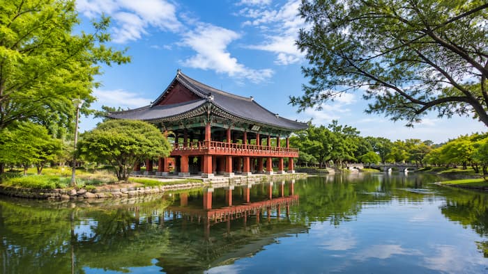 남원 광한루원 연못에 비친 누각과 나무 야경