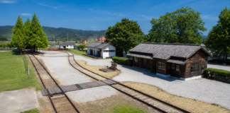 남원 구 서도역 목조 역사와 옛 철길 전경