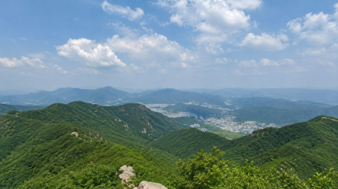 남양주 천마산 정상에서 바라본 여름 산 능선과 도심 전경
