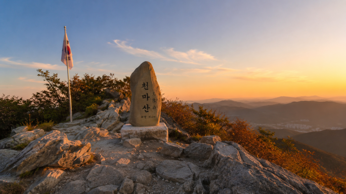 천마산 정상부 바위와 해질녘 산 능선