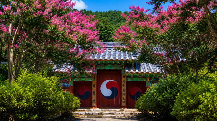 논산 노성향교 배롱나무와 외삼문