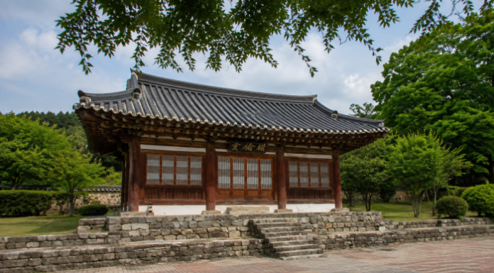 논산 노성향교 명륜당과 여름 숲
