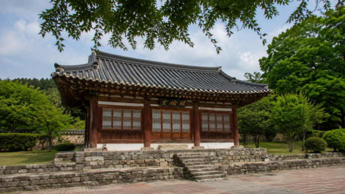 논산 노성향교 명륜당과 여름 숲