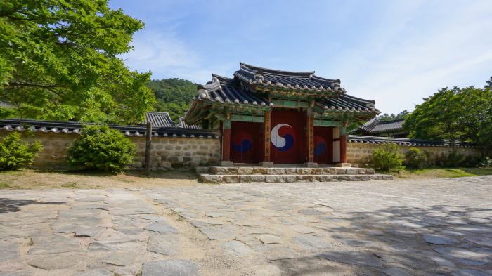 논산 노성향교 외삼문과 돌마당