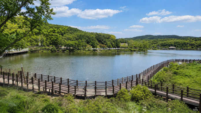 pocheon-gomo-lake-park-boardwalk 포천 고모호수공원 호수와 수변 데크 둘레길 전경