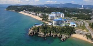 삼척해수욕장 1.2km 백사장 여름 피서지, 도심 가까운 가족 바다여행 넓은 백사장과 푸른 동해가 펼쳐진 삼척해수욕장 항공 전경