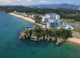 삼척해수욕장 1.2km 백사장 여름 피서지, 도심 가까운 가족 바다여행 넓은 백사장과 푸른 동해가 펼쳐진 삼척해수욕장 항공 전경
