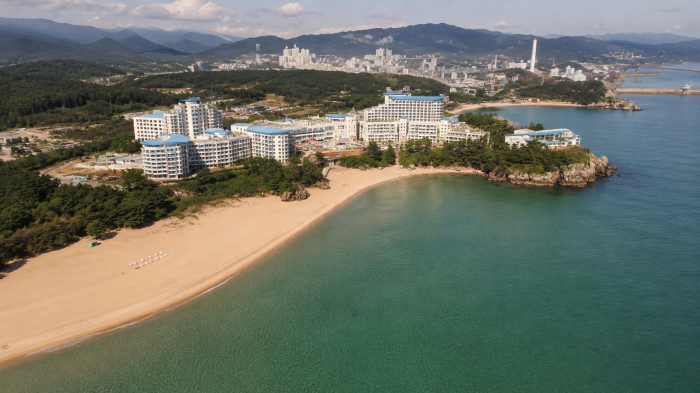 삼척해수욕장 백사장과 해안 숙박시설 전경