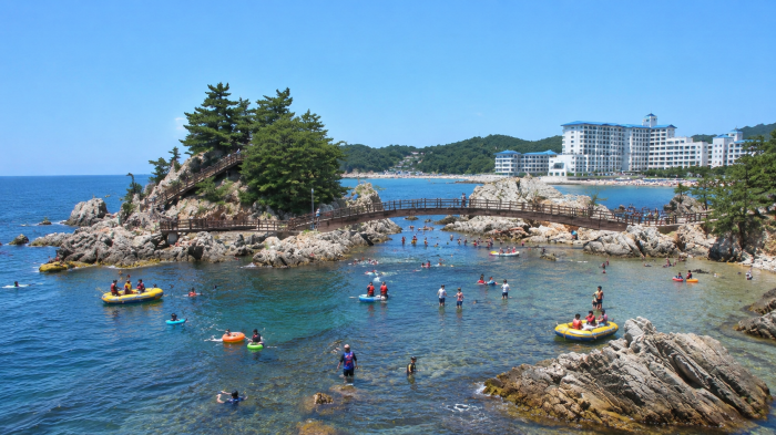 삼척 해안에서 물놀이와 해양레저를 즐기는 피서객