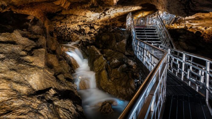 samcheok-daegeumgul-underground-waterwalk 지하수가 흐르는 삼척 대금굴 내부와 금속 관람로