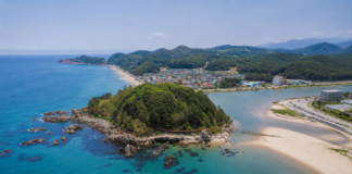 삼척 덕봉산 해안생태탐방로와 맹방해변 덕산해변이 함께 보이는 항공 전경