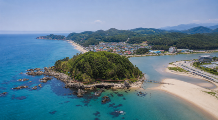 삼척 덕봉산 해안생태탐방로와 맹방해변 덕산해변이 함께 보이는 항공 전경