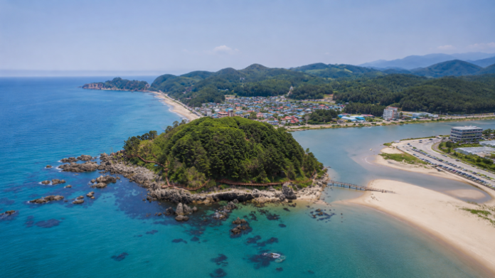 samcheok-deokbongsan-aerial-trail 삼척 덕봉산 해안생태탐방로와 맹방해변 덕산해변이 함께 보이는 항공 전경