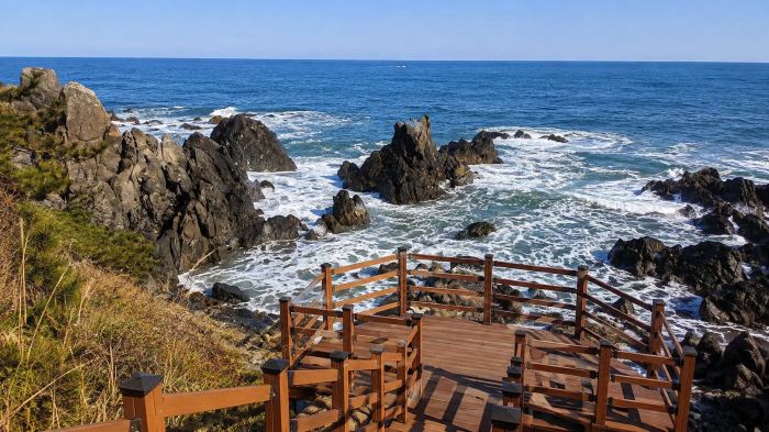 삼척 덕봉산 앞 모래사장과 외나무다리 형태의 진입 보행로