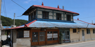 서천 판교 시간이 멈춘 마을의 오래된 2층 상가 건물