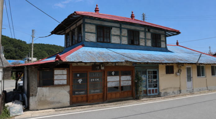 서천 판교 시간이 멈춘 마을의 오래된 2층 상가 건물