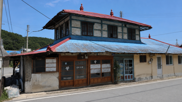 서천 판교 시간이 멈춘 마을의 오래된 2층 상가 건물
