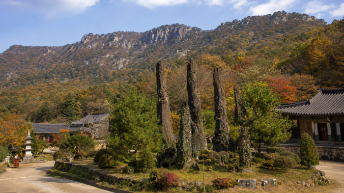 선운사 경내 석조물과 뒤편 선운산 암릉 풍경