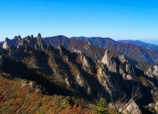설악산 공룡능선, 19km 암릉을 넘는 국내 최상급 종주 코스 가을 암봉과 설악산 주능선이 펼쳐진 공룡능선 파노라마