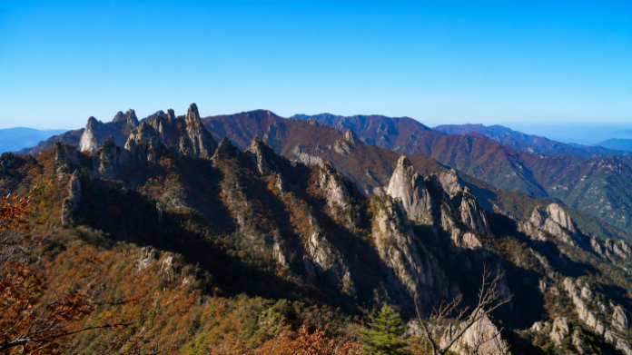 seoraksan-dinosaur-ridge-panoramic-view 가을 암봉과 설악산 주능선이 펼쳐진 공룡능선 파노라마