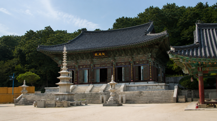 서울 봉은사 대웅전과 석탑