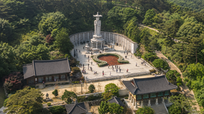 봉은사 미륵대불 광장과 전각 전경