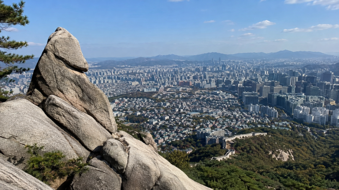 인왕산 화강암 바위 사이로 펼쳐진 서울 도심 전망