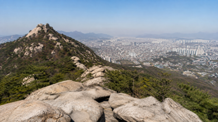 seoul-inwangsan-rock-ridge-city-panorama 서울 인왕산 화강암 능선에서 내려다본 도심 파노라마