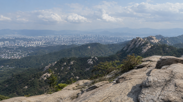 인왕산 정상부 화강암과 서울 산줄기 도심 전경