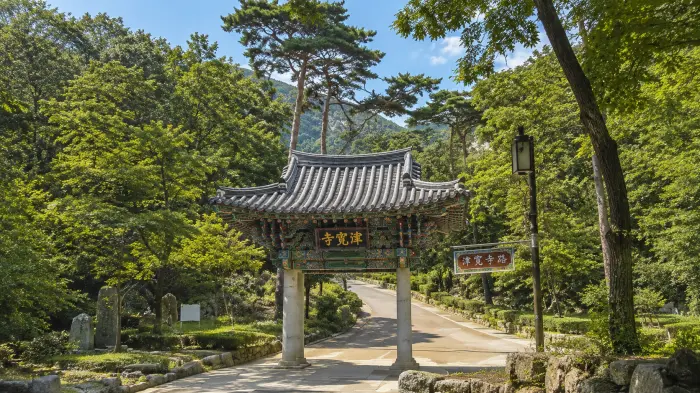 서울 은평구 진관사 일주문과 북한산 숲