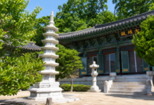 서울 종로 소림사 대웅전과 팔각 7층석탑