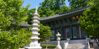 서울 종로 소림사 대웅전과 팔각 7층석탑