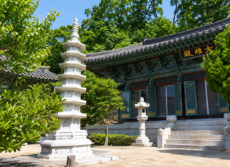 서울 종로 소림사 대웅전과 팔각 7층석탑