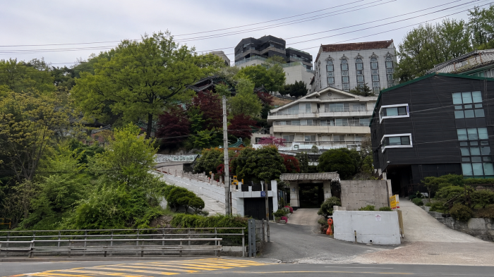 서울 소림사 산비탈 전각과 주변 녹음