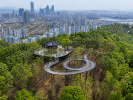 서울 양천구 용왕산 스카이워크와 용왕정 한강 조망