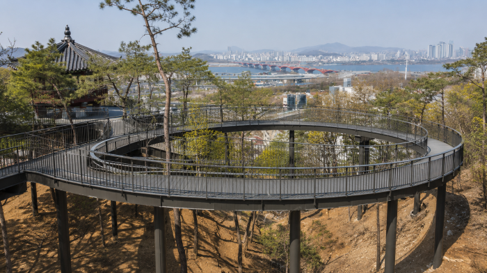 용왕산 스카이워크 원형 곡선 데크