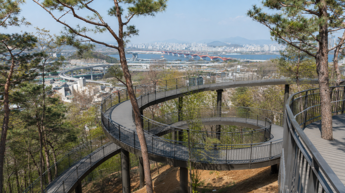 용왕산 스카이워크에서 바라본 한강과 서울 도심