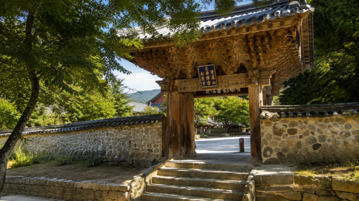 조계산 송광사 전통 목조 일주문과 돌담
