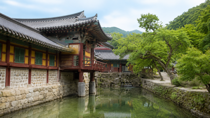 송광사 계곡과 전각이 어우러진 경내 풍경