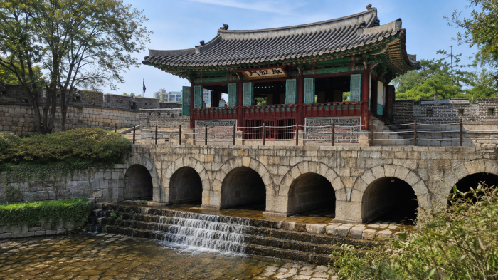 중국식 누각과 석조 수로, 물길이 이어지는 수원 월화원