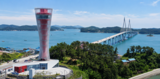 태안 영목항 전망대와 원산안면대교가 함께 보이는 서해 전경